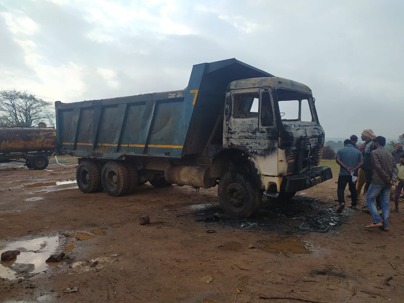 Naxal Attack : बलरामपुर के चंपा गांव में नक्सलियों का उत्पात, 4 वाहनों को फूंका