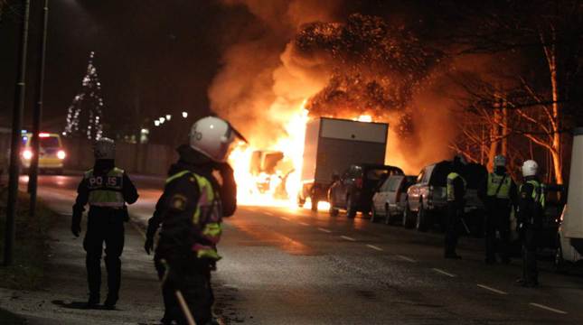 Schweden | Stockholm | Jugendliche greifen Polizei mit Molotowcocktails und Steinen an