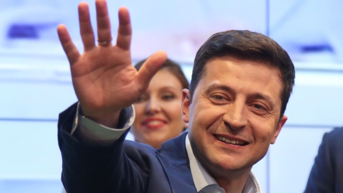 Selenskyj lässt per Dekret Nachrichtensender zusammenlegen.