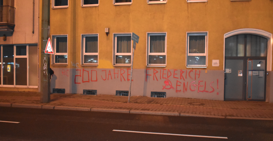 Berlin: Grafitti zu 200 Jahre Engels