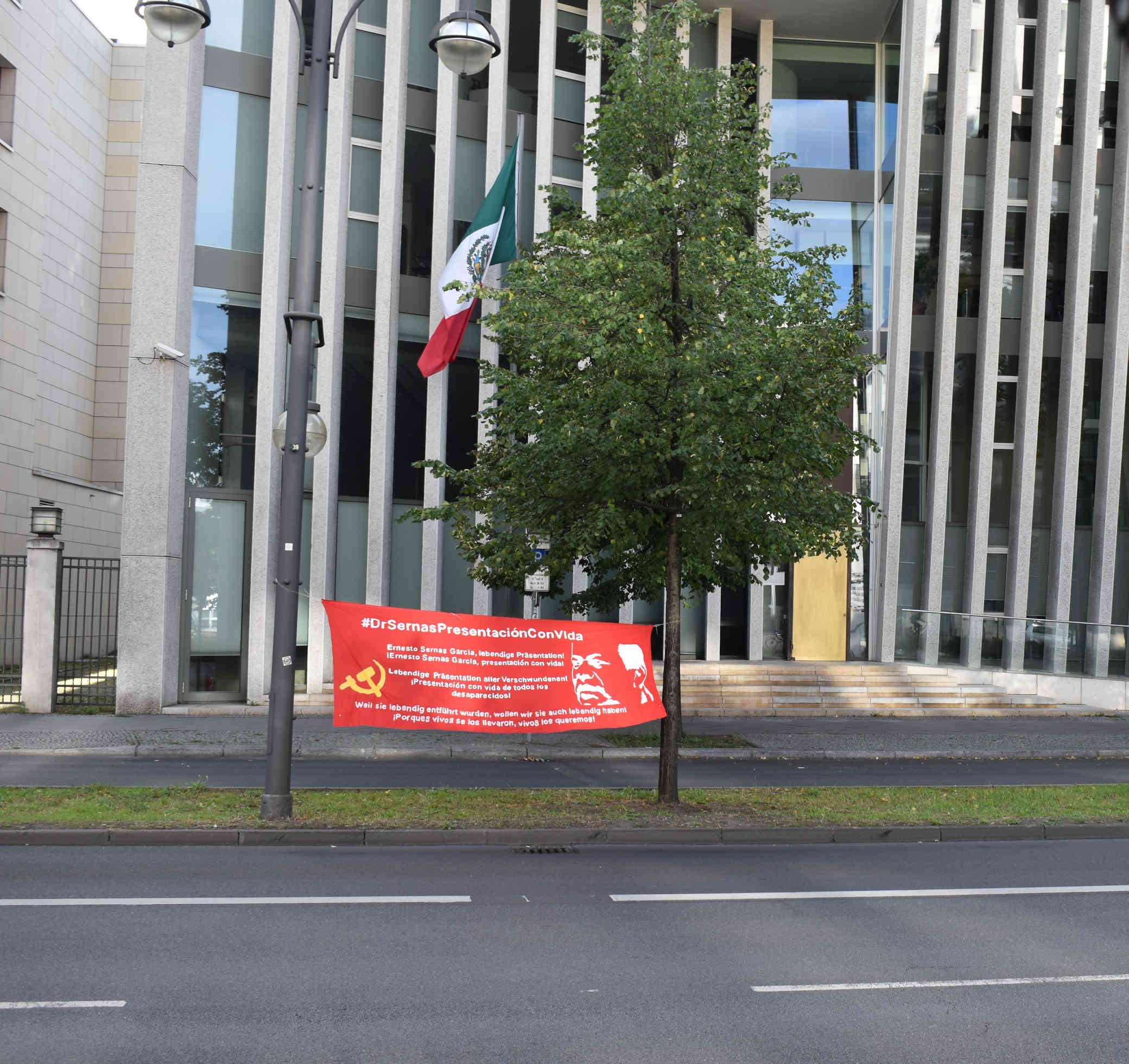 Berlin: #DrSernasPresentaciónConVida banner in front of mexican embassy