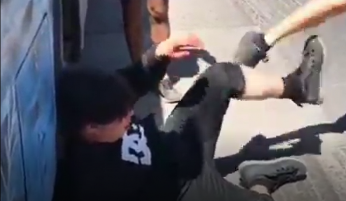 El Pueblo: Die Massen denunzieren einen Militanten der faschistischen Organisation Vanguardia und greifen ihn an