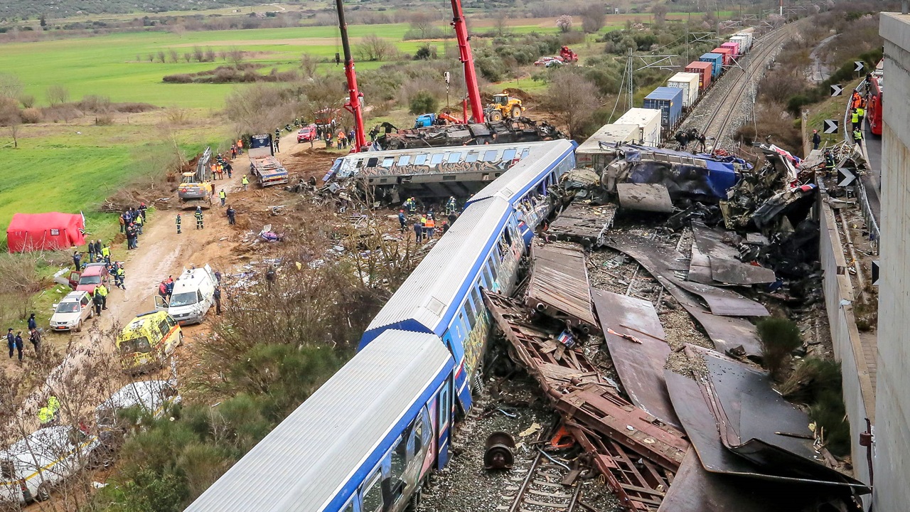 Greece: Heavy fighting after train disaster in Tembi