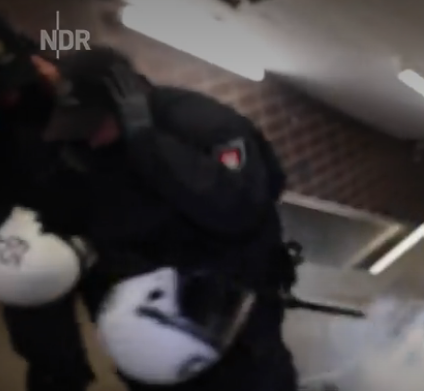 Hamburg: Youths fight police on Halloween