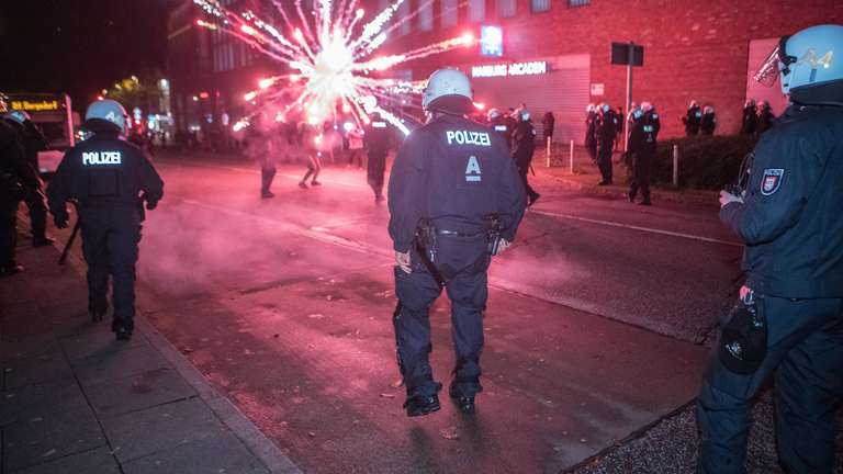 Hamburg: Kämpfe gegen die Polizei in unterschiedlichen Arbeitervierteln