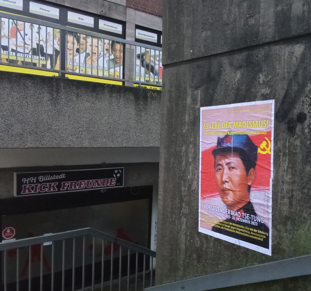 Hamburg: Plakate zur Feier des 130 Jahrestages der Geburt des Vorsitzenden Mao
