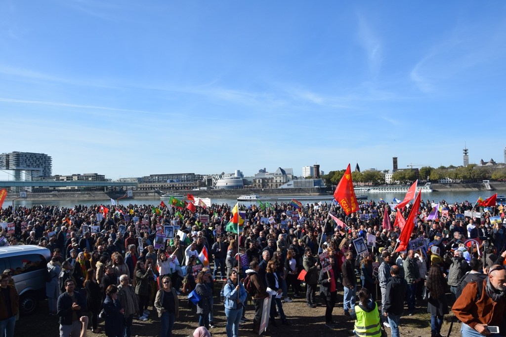 Zu dem Protest gegen Erdogans Besuch in Köln