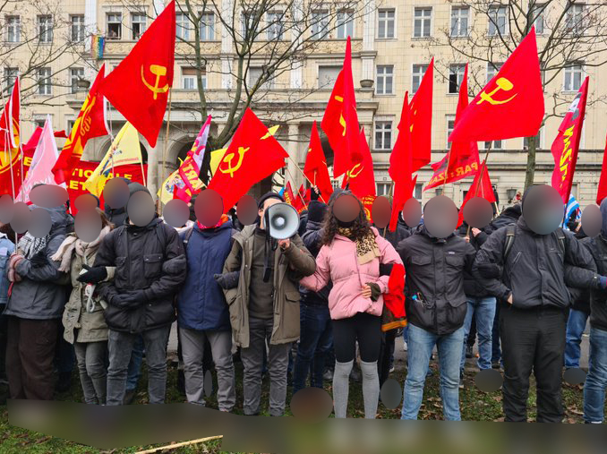 LLL-Demonstration 2021: First an attack on FDJ, then on the red flag with hammer and sickle