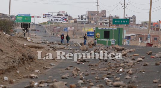 Four policemen wounded in ongoing mass mobilization against the Tía María mining project