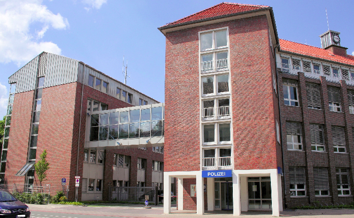 Delmenhorst: Bulle verprügelt Mann in Zelle und filmt sich dabei selbst mit Bodycam