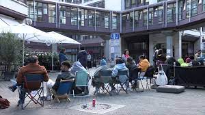 Stuttgart: People camp out in front of the foreigners office