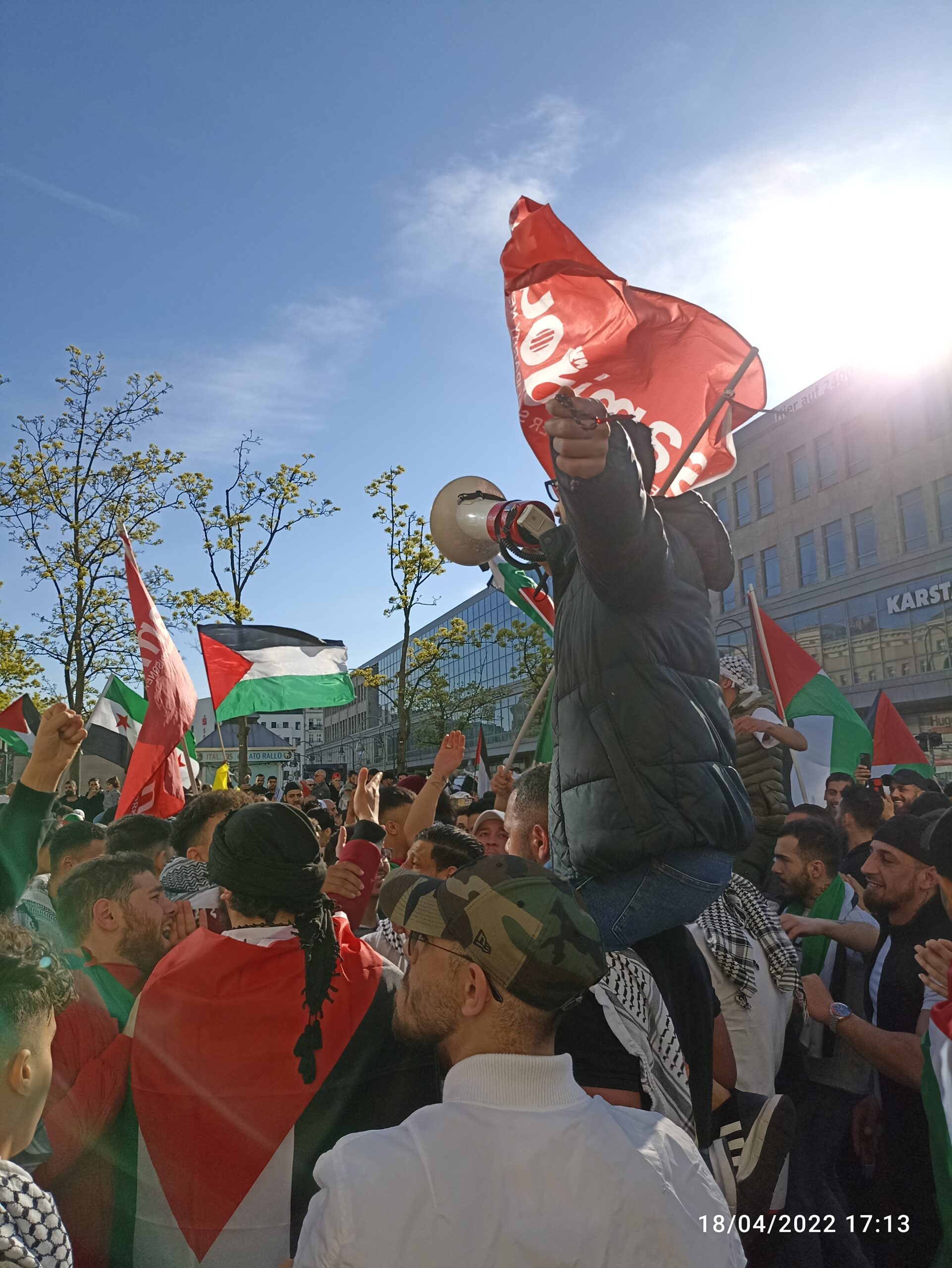 Massendemonstration in Berlin fordert Freiheit für palästinensische Gefangene und Befreiung Palästinas