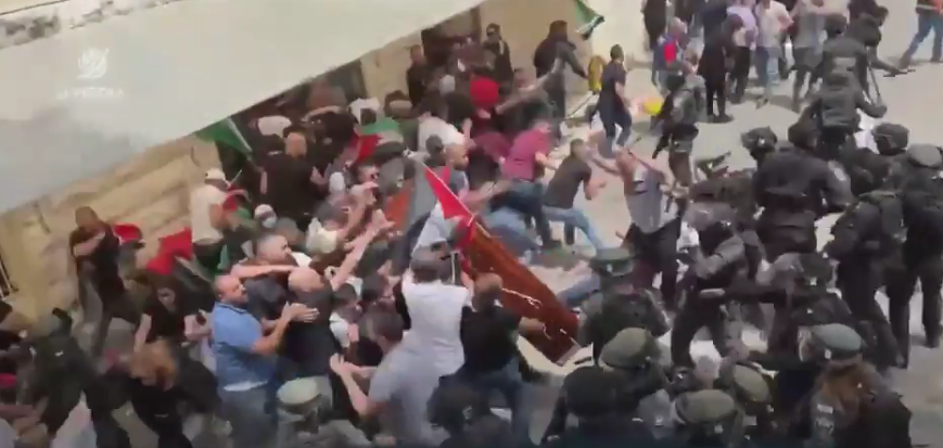 Palestine: Israeli forces hit funeral march after death of Shireen Abu Akleh