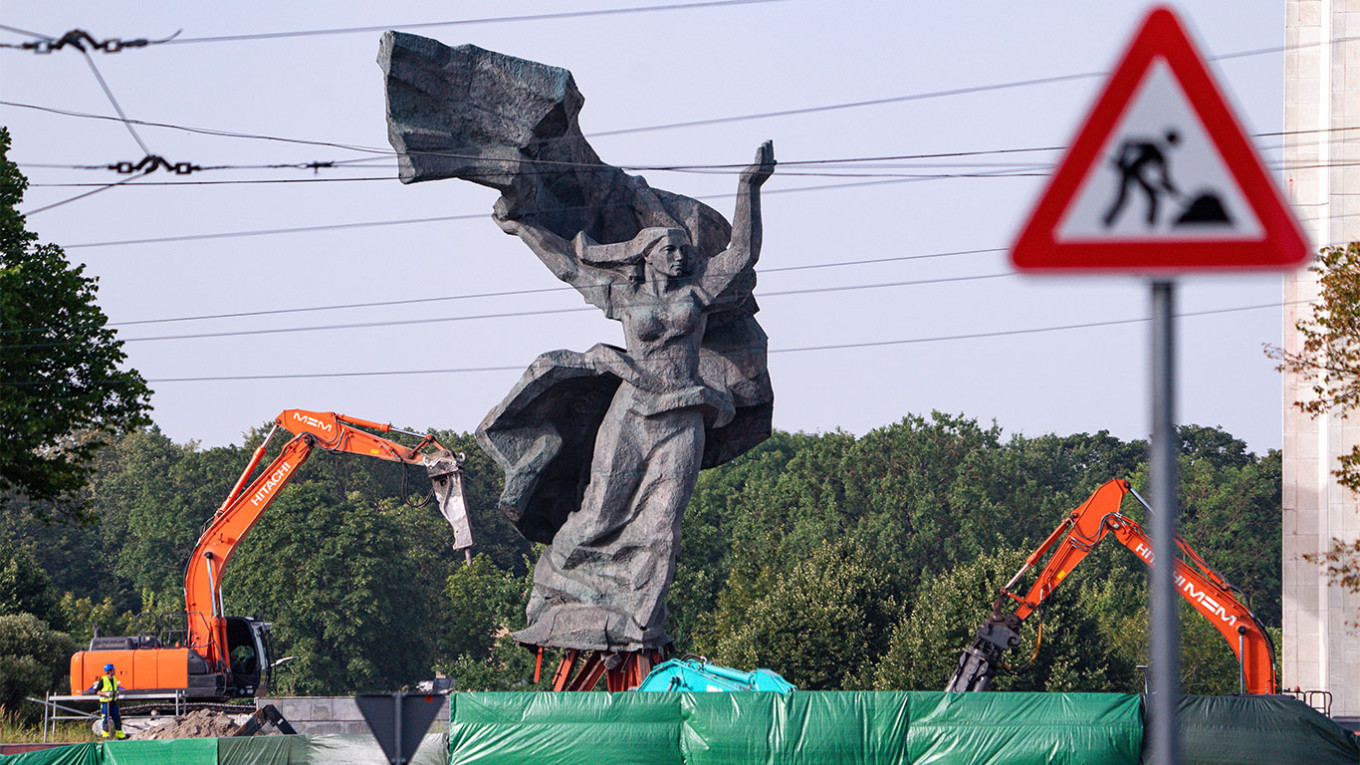 Latvia: Monument to the Red Army demolished