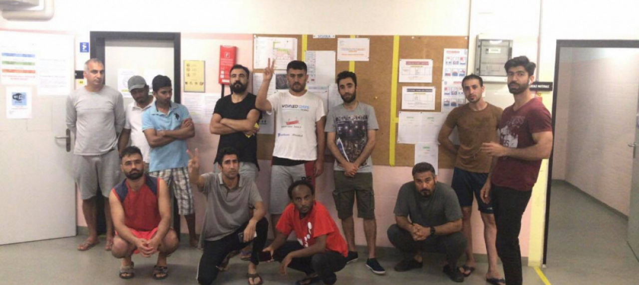 Geflüchtete organisieren Widerstand im Flüchtlingslager in Tessin