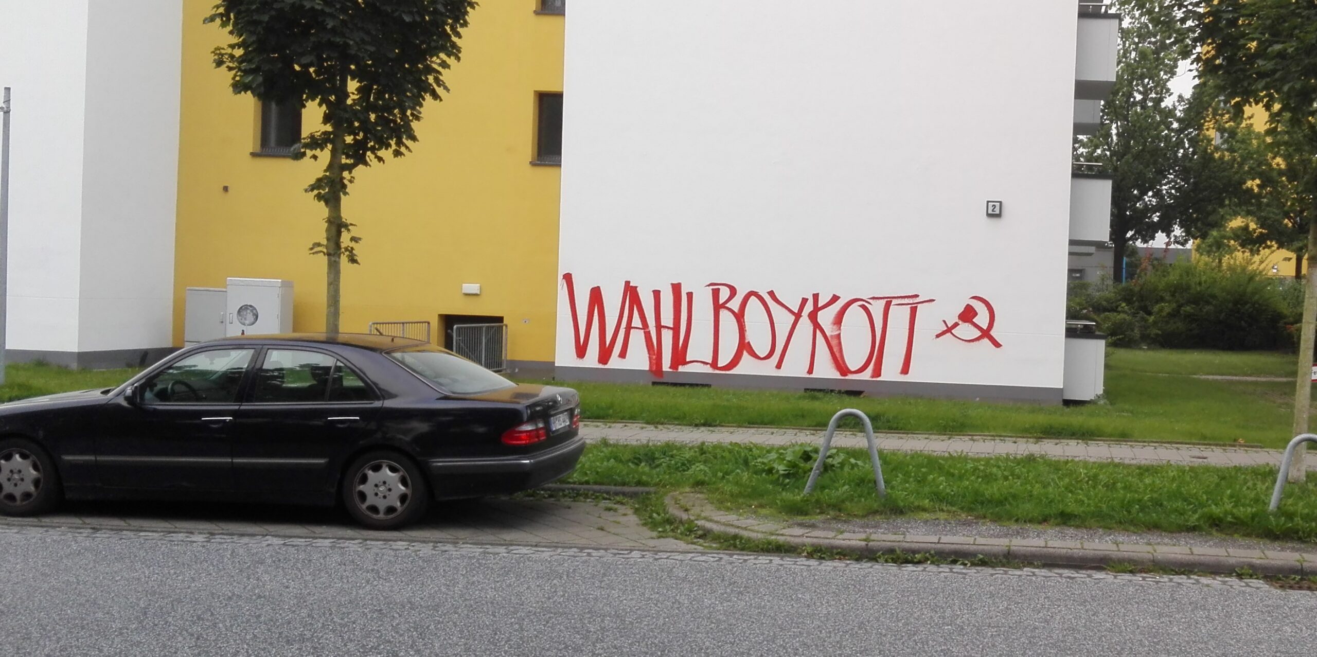Hamburg: Painting for the Election Boycott