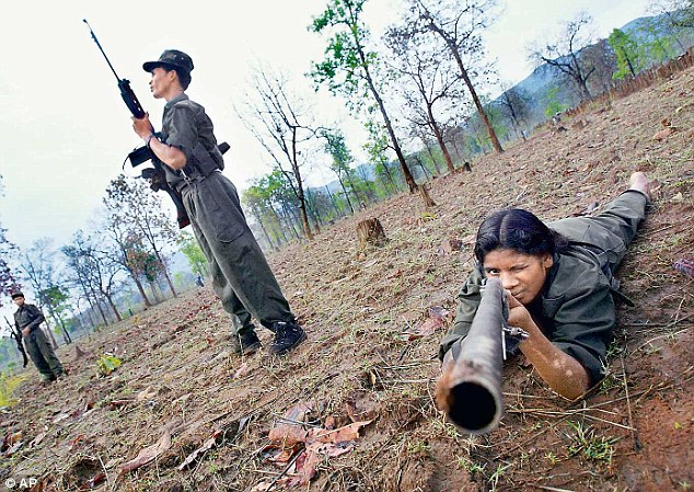 Indien | Kaschmir | Demonstranten zünden Polizeiwagen an nachdem die Polizei einen Militanten getötet hat