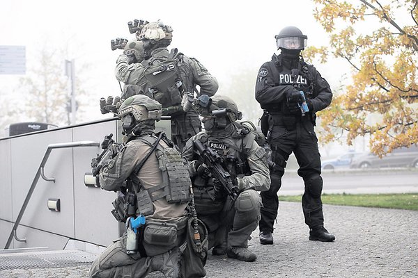 Police practises for counter-insurgency in Hamburg