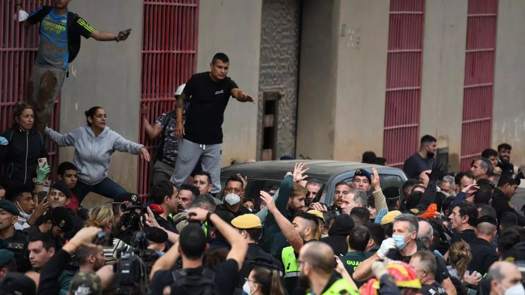 Spanien: Massen vertreiben Besuch der Regierung und des Königs mit Stöcken, Steinen und Schlamm und rufen „Mörder“