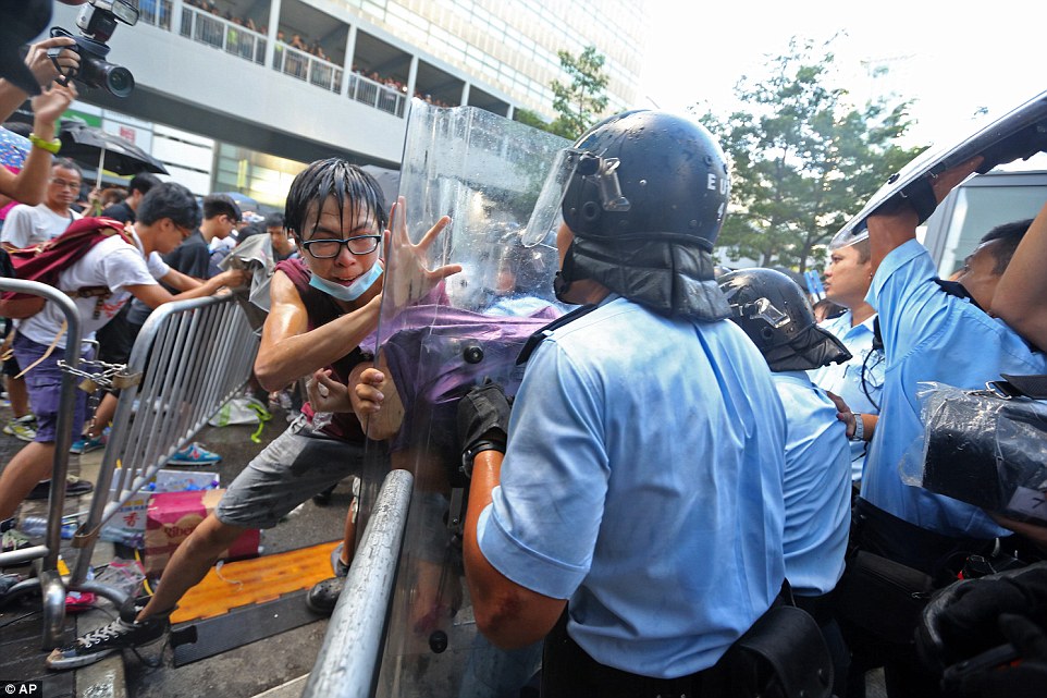 China | Hong Kong | Zehntausende in Demonstrationen, Besetzungen und Auseinandersetzungen mit der Polizei beteiligt