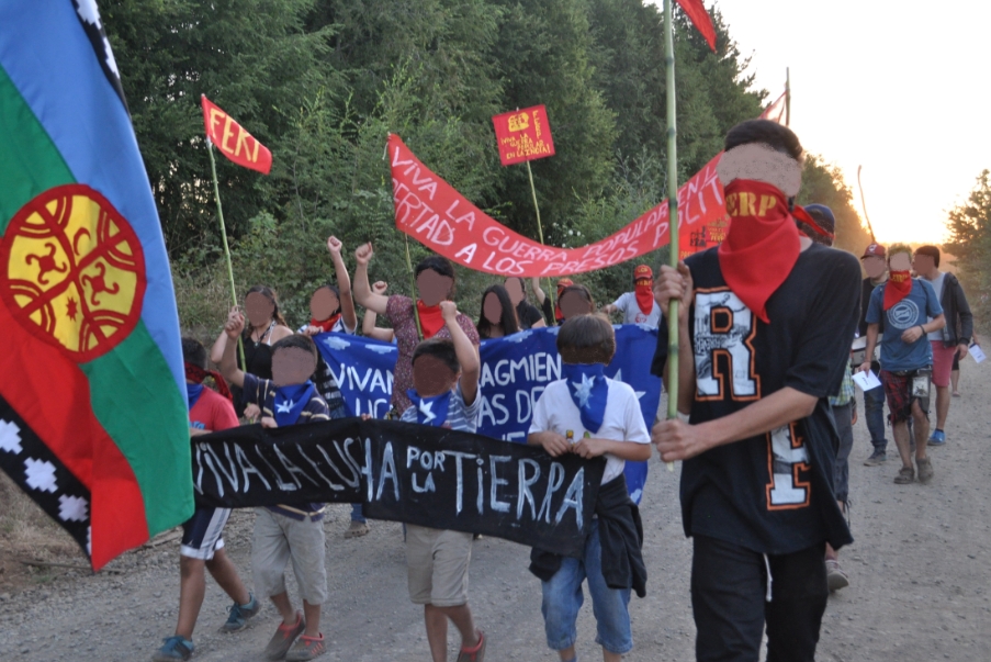 DIE ARMEN VOM LAND UND AUS DER STADT UNTERSTÜTZEN DEN VOLKSKRIEG IN INDIEN