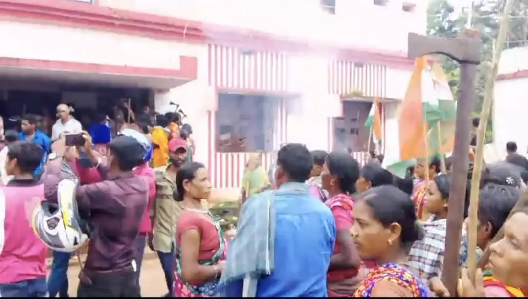 Hunderte von Bauern stürmen eine Polizeistation in Indien, um einen festgenommenen Genossen zu befreien