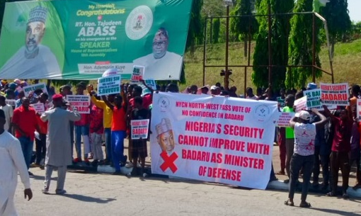 Demonstranten stürmen die Nationalversammlung von Nigeria, um Gerechtigkeit für die Opfer eines Massakers zu fordern