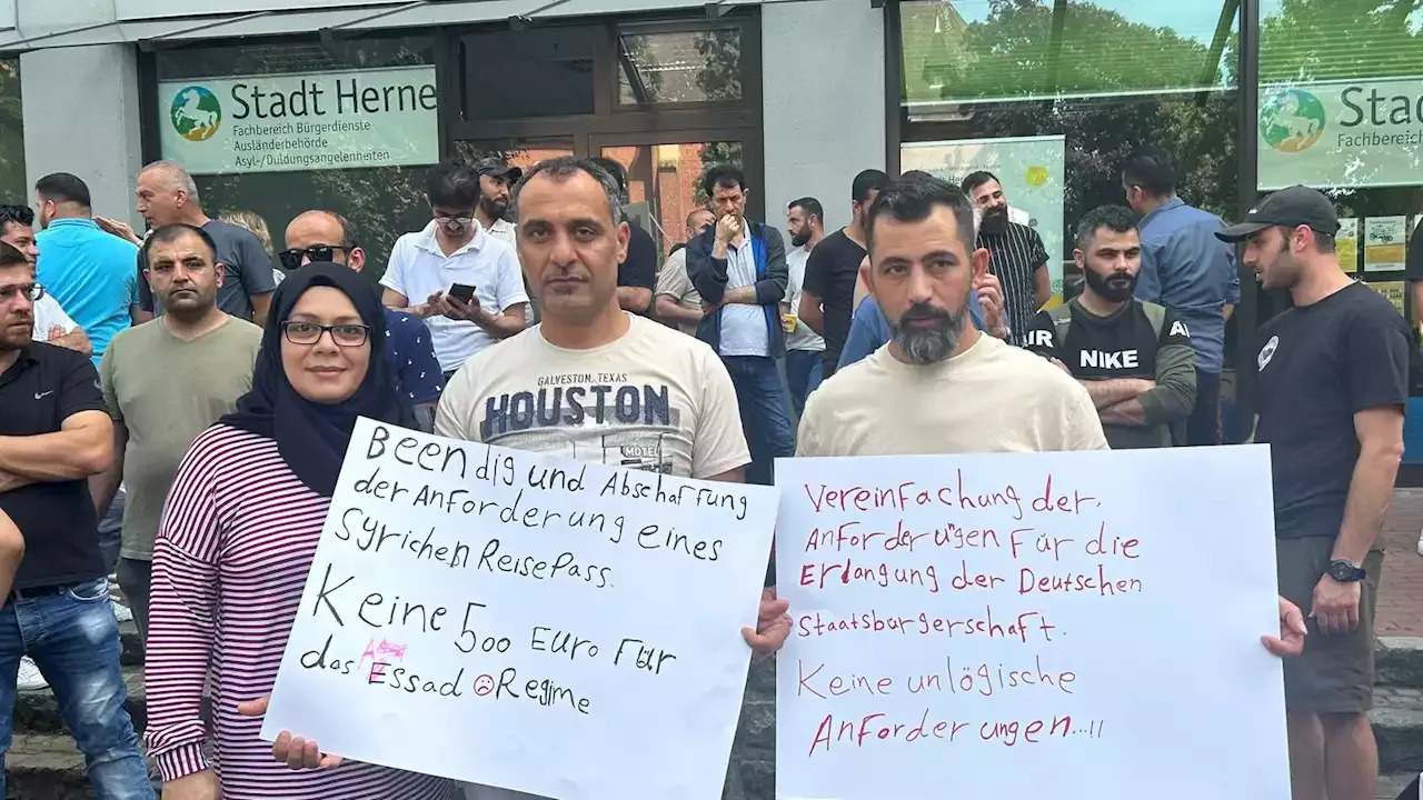 NRW: Refugees demonstrate in Herne for their rights against the foreigners authority