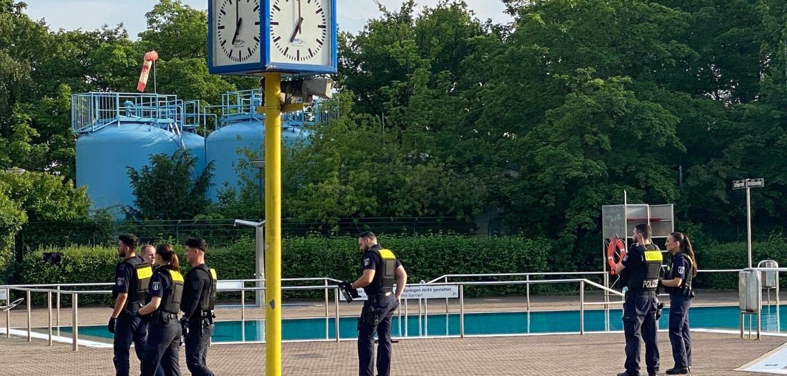 NRW: Racist police violence against swimming pool visitor