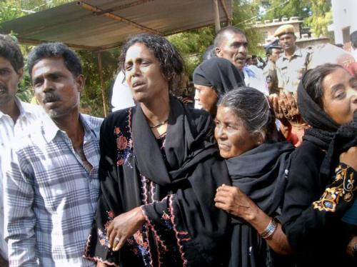 Indien | Madakasira | Familie von Getötetem greift Polizeistation an