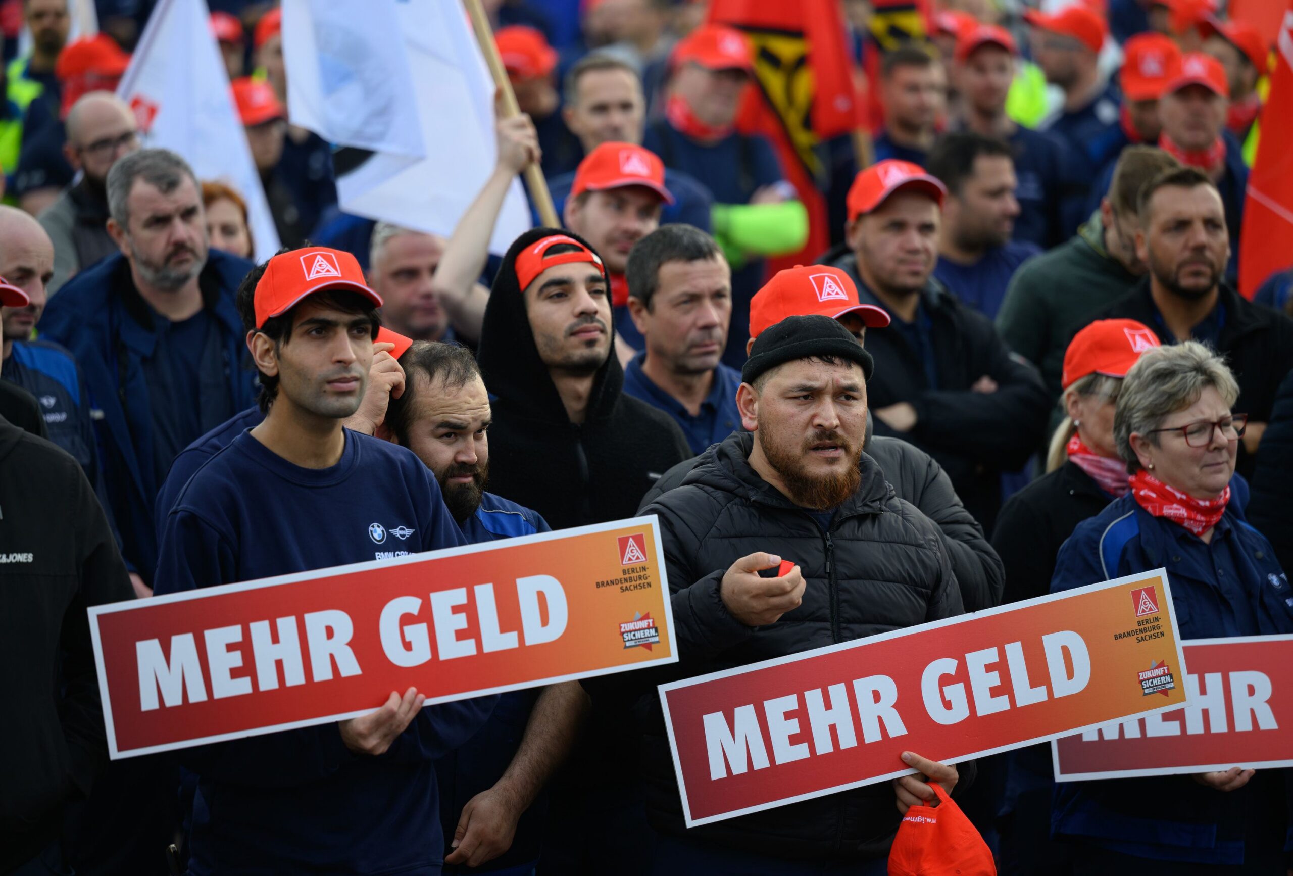 Zehntausende im (Warn-)Streik