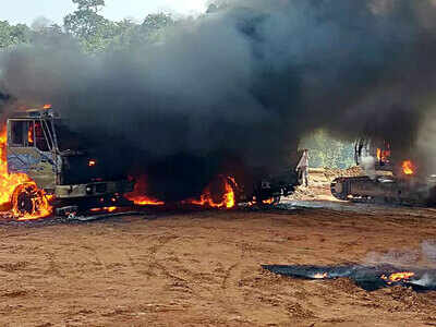Naxalites set fire to vehicles Naxalites set fire to vehicles