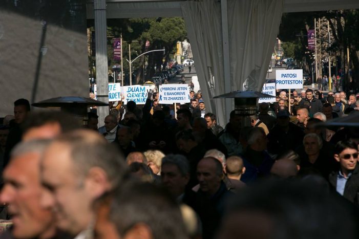 Albanien – Ölarbeiter demonstrieren wegen nicht bezahlter Löhne