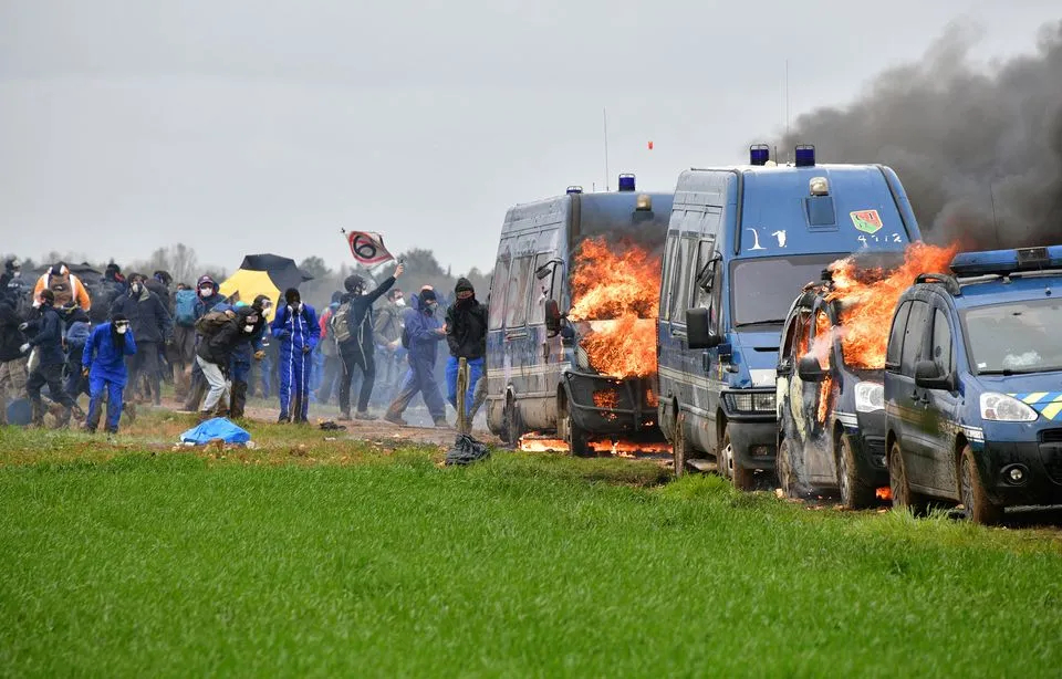 France: Police shoot demonstrators into coma using grenades