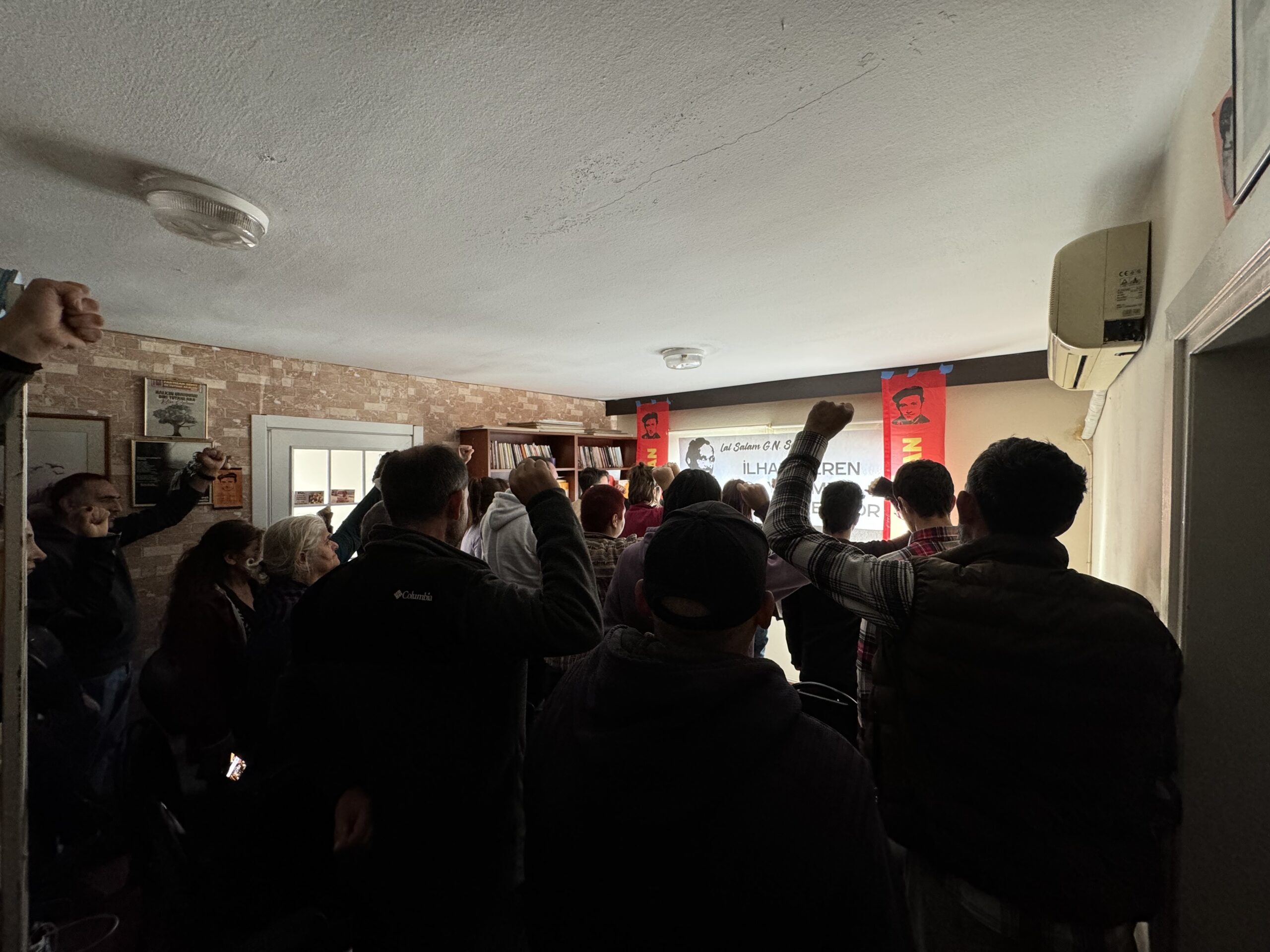 Yeni Demokrasi: „Lal Salam Saibaba!“