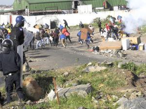 Südafrika | Kapstadt | Plünderungen und Strassenkämpfe nach Räumungen
