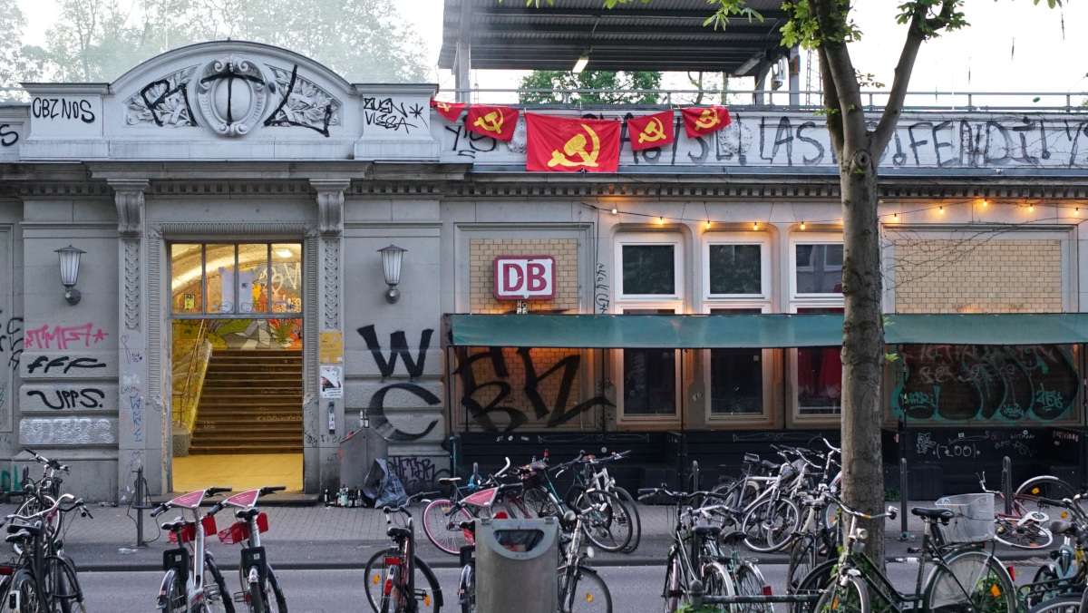 Beflaggung an der Demonstrationsroute