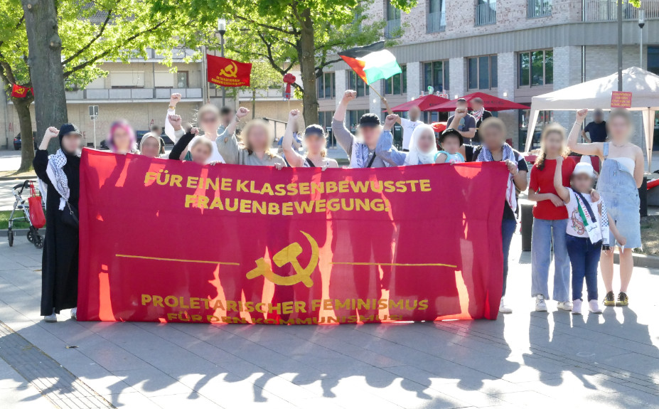 Bremen Aktivistinnen des Roten Frauen Komitees zusammen mit Frauen und Mädchen aus dem Viertel