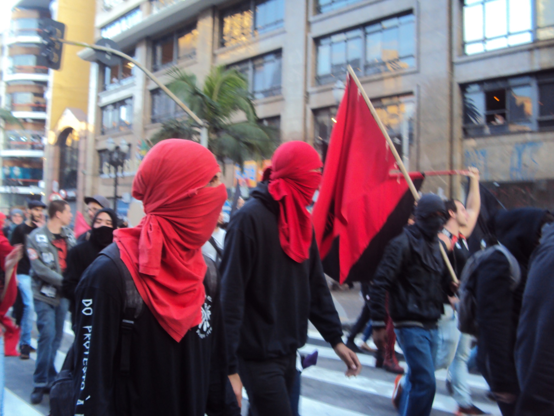 jugendliche kämpfer bei antifa demonstration sao paulo