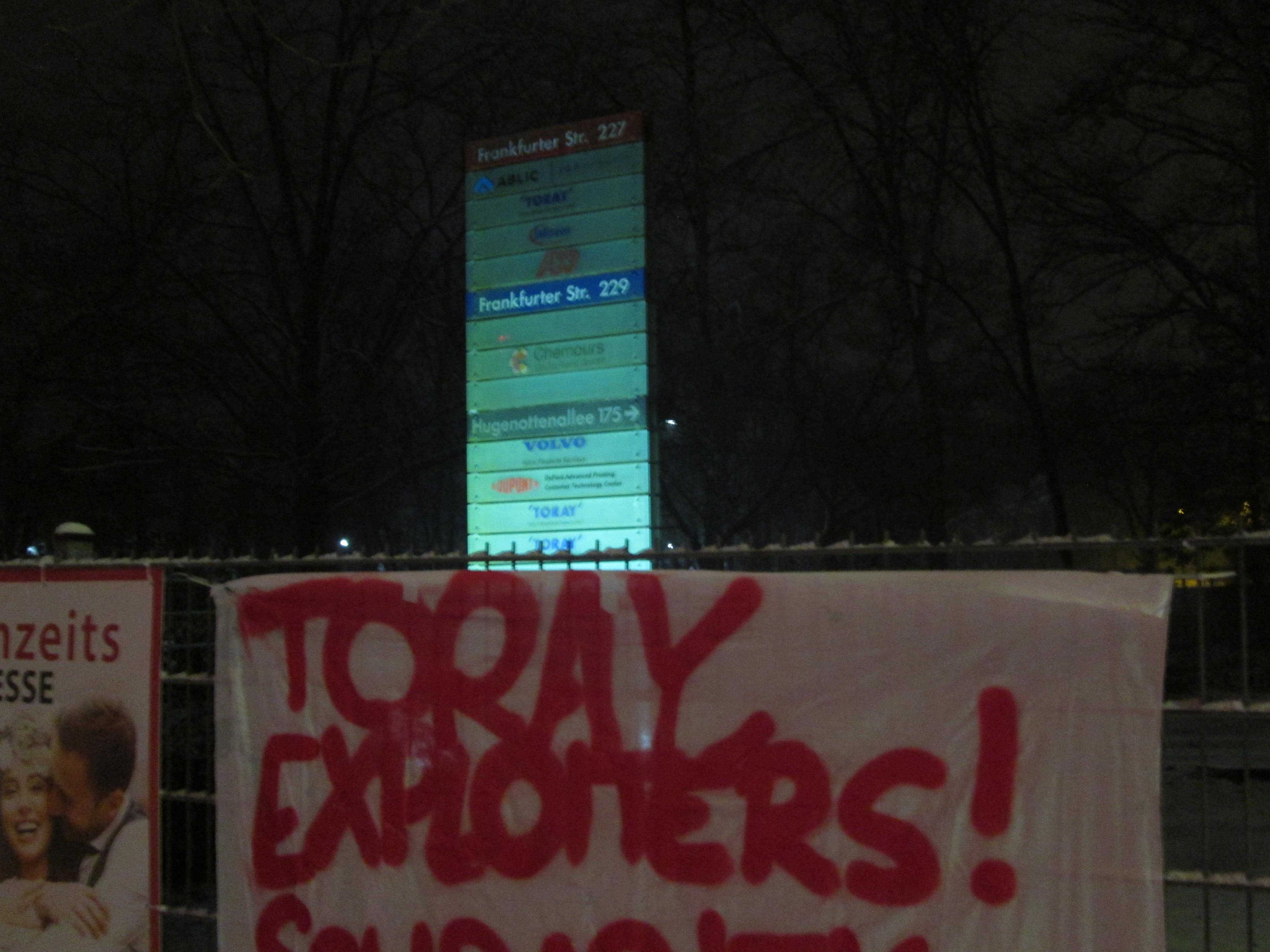 Transparent mit Adresse und Toray im Hintergrund reingezoomt Standort Frankfurter Straße